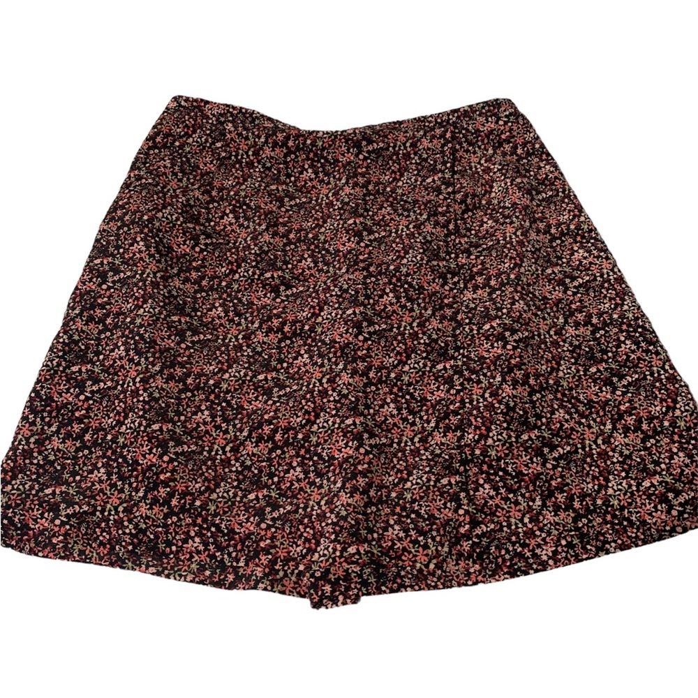Ladies Y2K skort. Pretty tiny floral pattern. Size 7. EUC